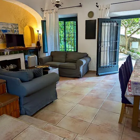 Casa Dentro Del Castillo De *